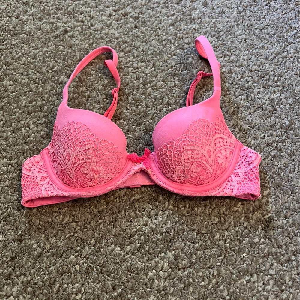 ✨NEW LISTING✨ Victoria’s Secret - Elegant Pink Lace Bra